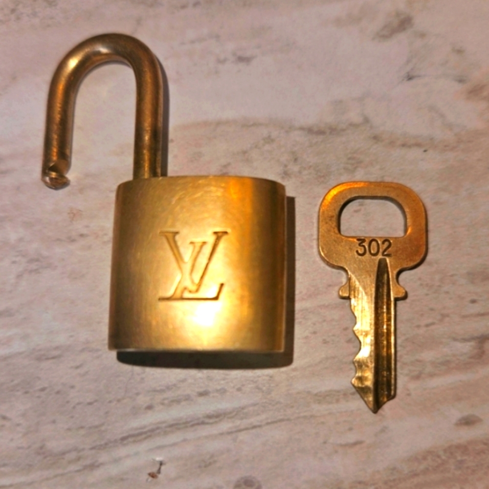 Louis Vuitton #302 Authentic lock & key 🔐 GUC